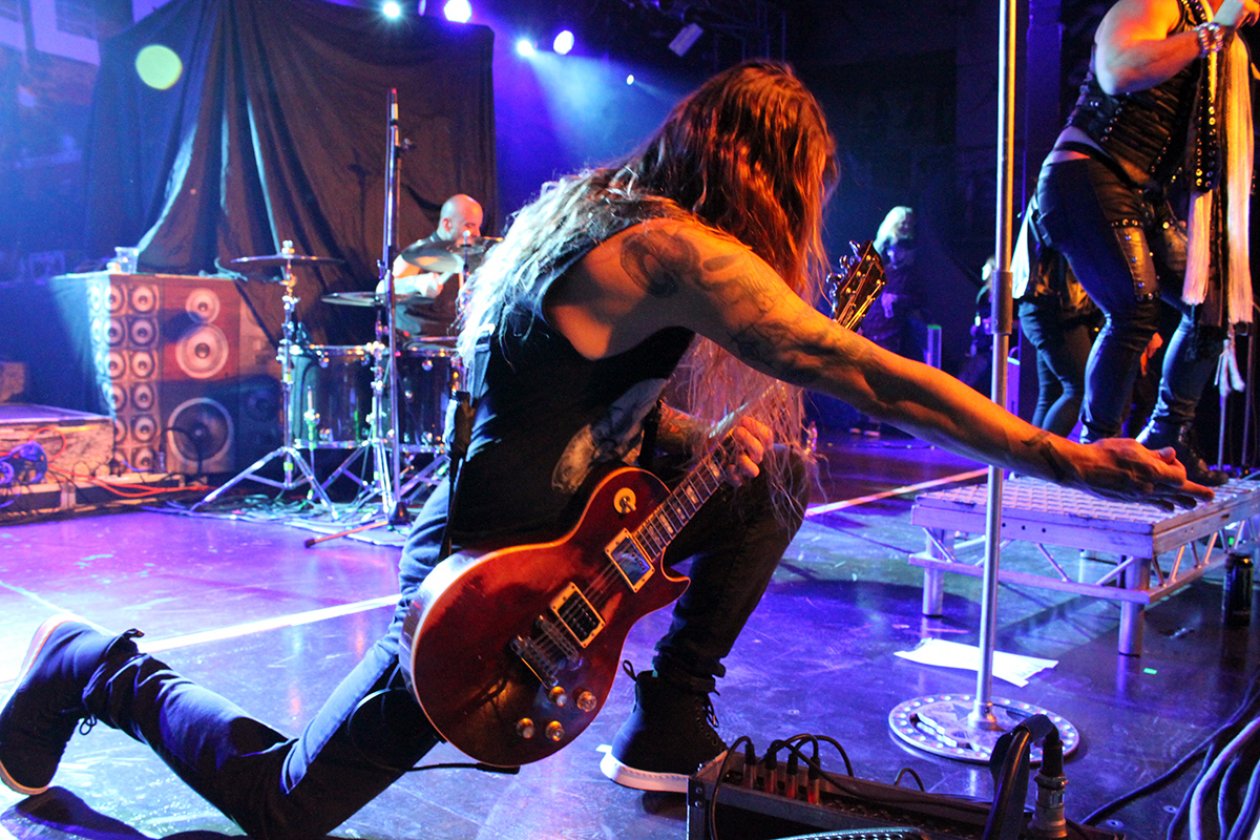 Fozzy – Ohne ihren Bassisten wäre gesanglich nicht viel los gewesen. – Rich Ward beim allabendlichen Stretching. 