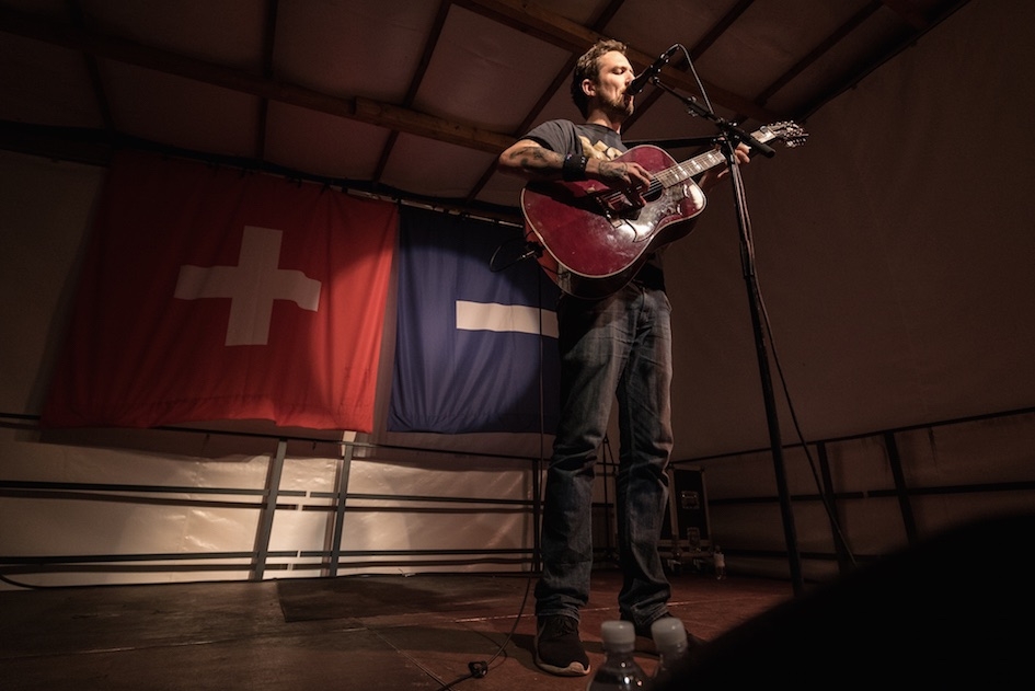 Frank Turner solo auf dem Escobar Sun Deck in Berlin. – Frank Turner live in Berlin 2015
