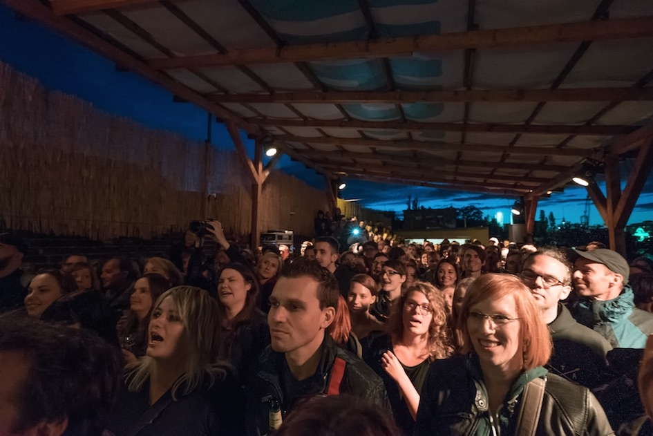 Frank Turner solo auf dem Escobar Sun Deck in Berlin. – Frank Turner live in Berlin 2015