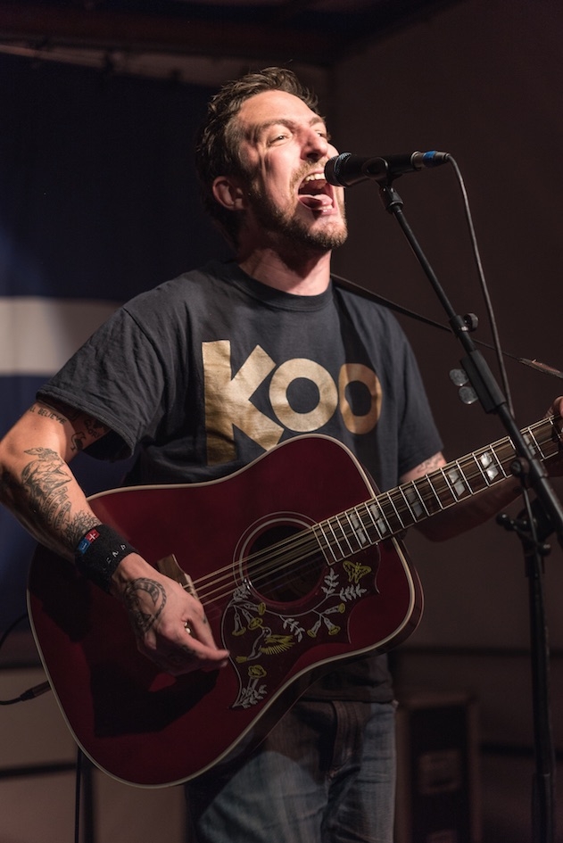Frank Turner solo auf dem Escobar Sun Deck in Berlin. – Frank Turner live in Berlin 2015