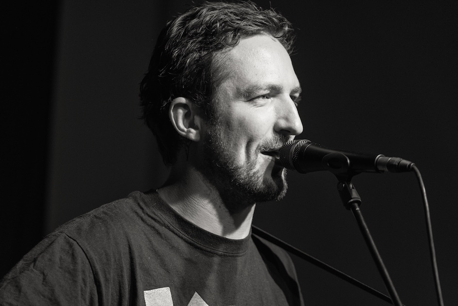 Frank Turner solo auf dem Escobar Sun Deck in Berlin. – Frank Turner live in Berlin 2015