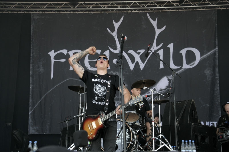 Vor der Bühne gefeiert, auf dem Festival umstritten. – Frei.Wild