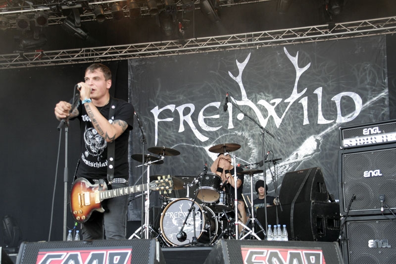 Vor der Bühne gefeiert, auf dem Festival umstritten. – Frei.Wild