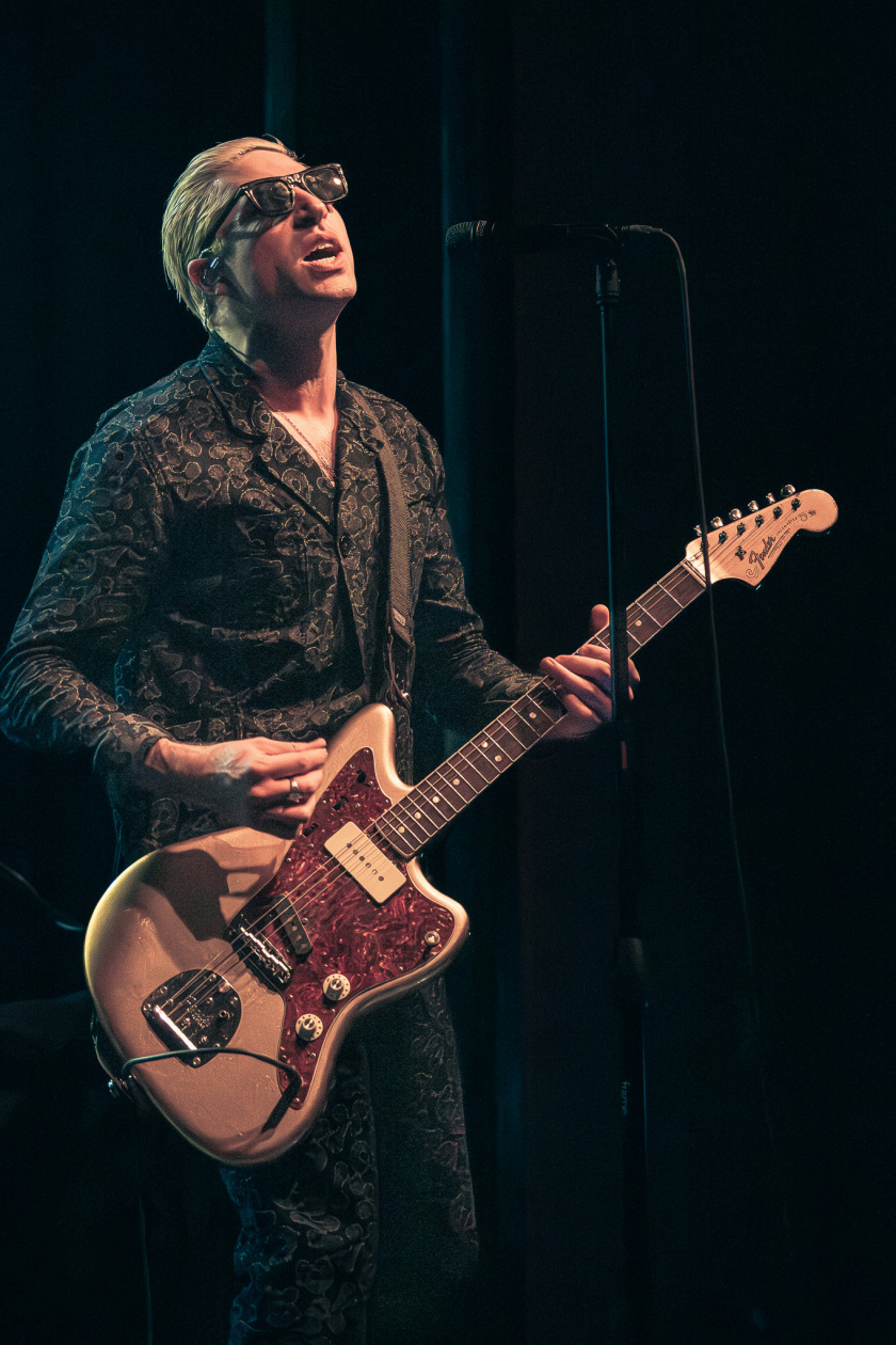 Der QOTSA-Basser als Solosupport für The Blue Stones. – GLU.