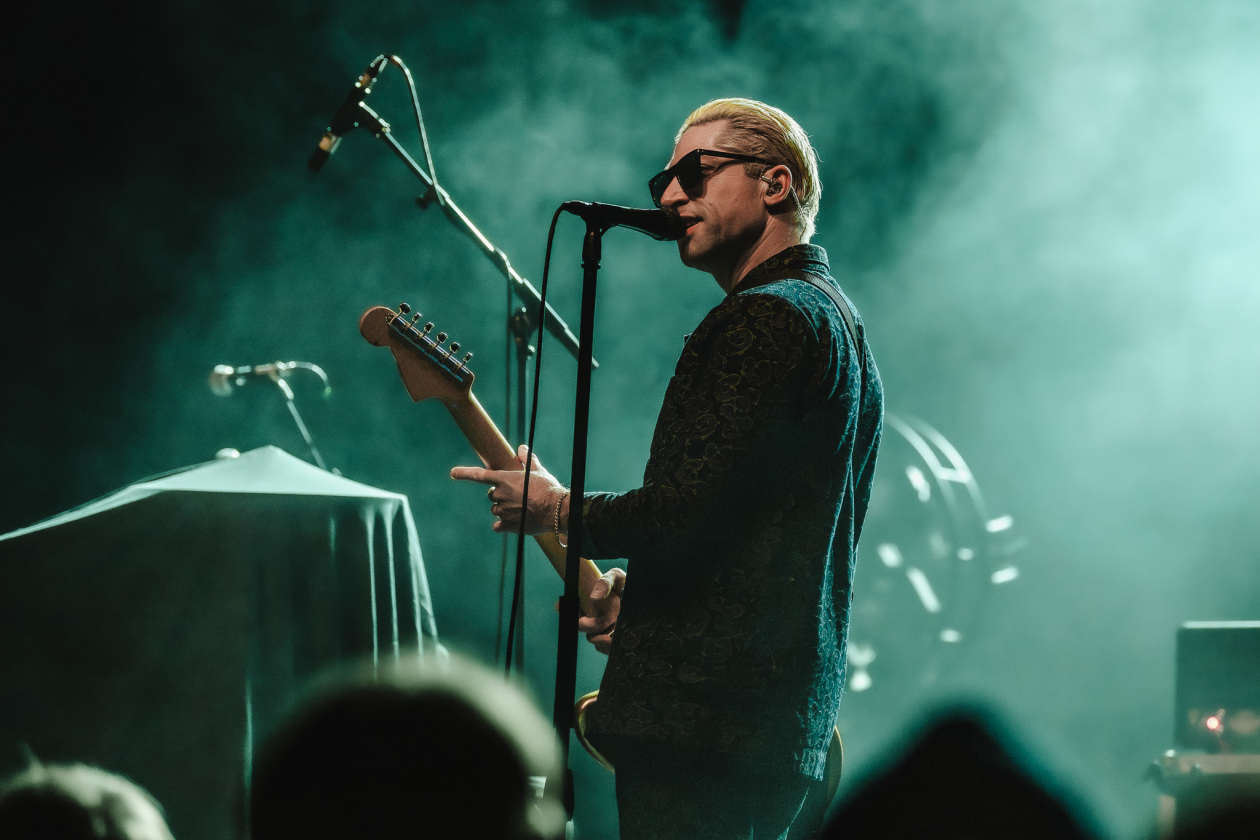 Der QOTSA-Basser als Solosupport für The Blue Stones. – GLU.