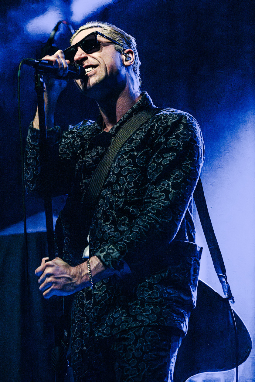 Der QOTSA-Basser als Solosupport für The Blue Stones. – GLU.