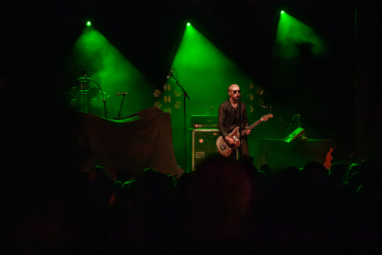 Der QOTSA-Basser als Solosupport für The Blue Stones. – GLU.