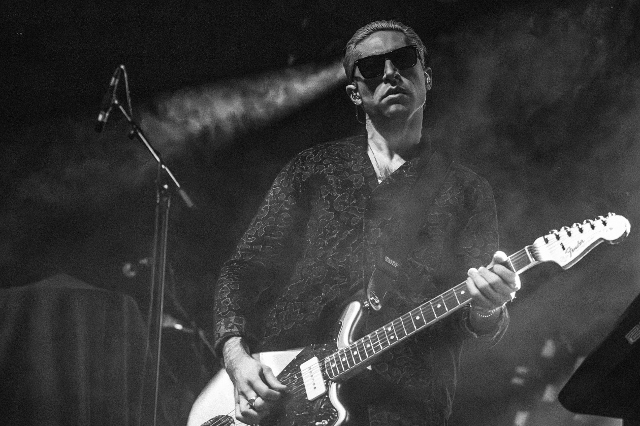 Der QOTSA-Basser als Solosupport für The Blue Stones. – GLU.