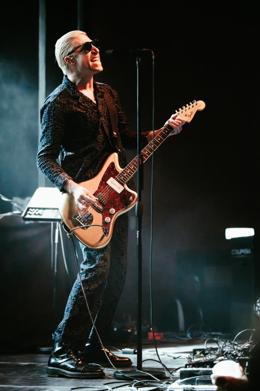 Der QOTSA-Basser als Solosupport für The Blue Stones. – GLU.