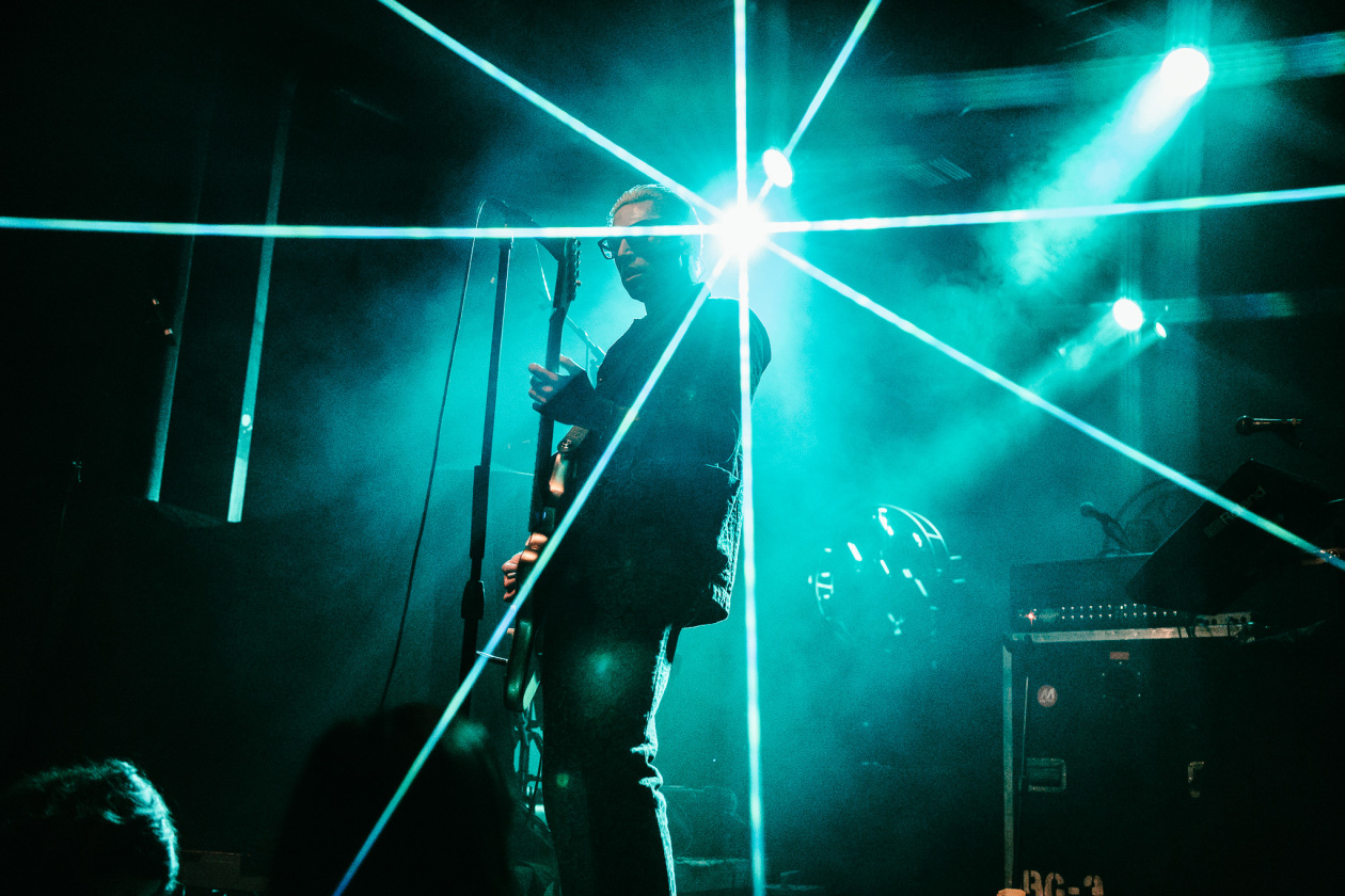 Der QOTSA-Basser als Solosupport für The Blue Stones. – GLU.