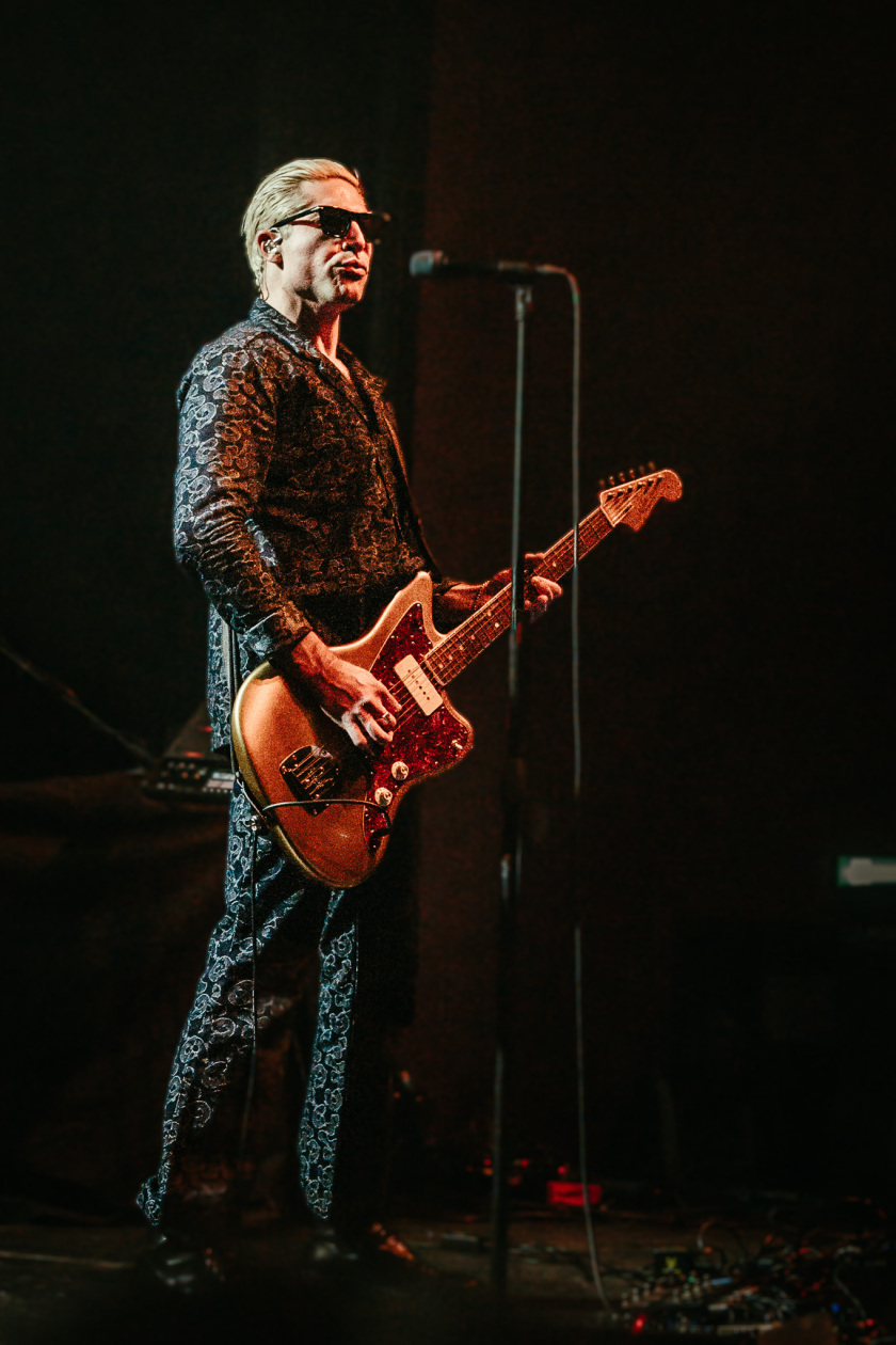Der QOTSA-Basser als Solosupport für The Blue Stones. – GLU.