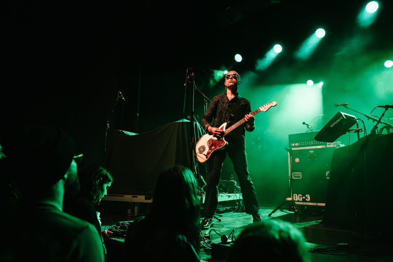 Der QOTSA-Basser als Solosupport für The Blue Stones. – GLU.