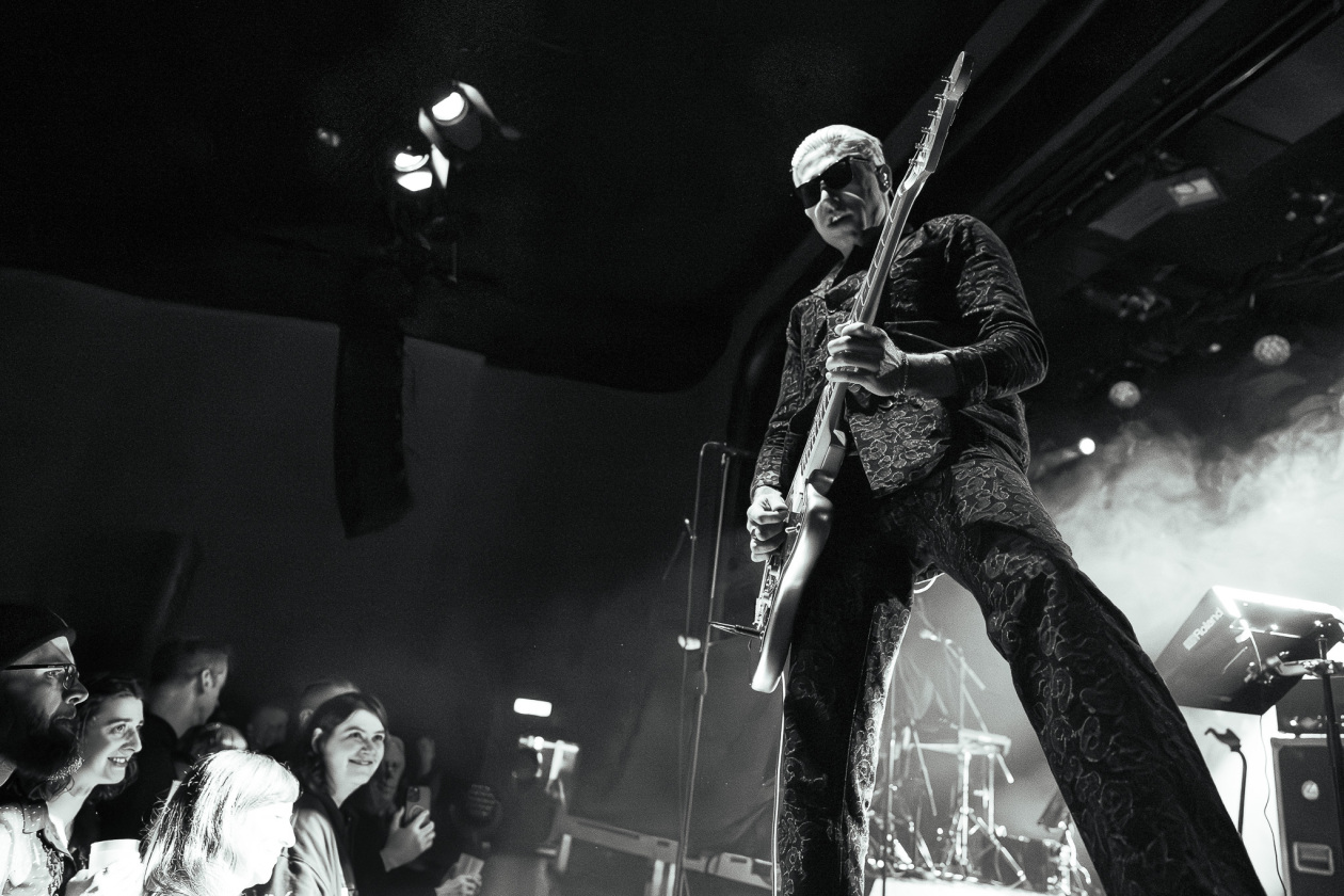 Der QOTSA-Basser als Solosupport für The Blue Stones. – GLU.