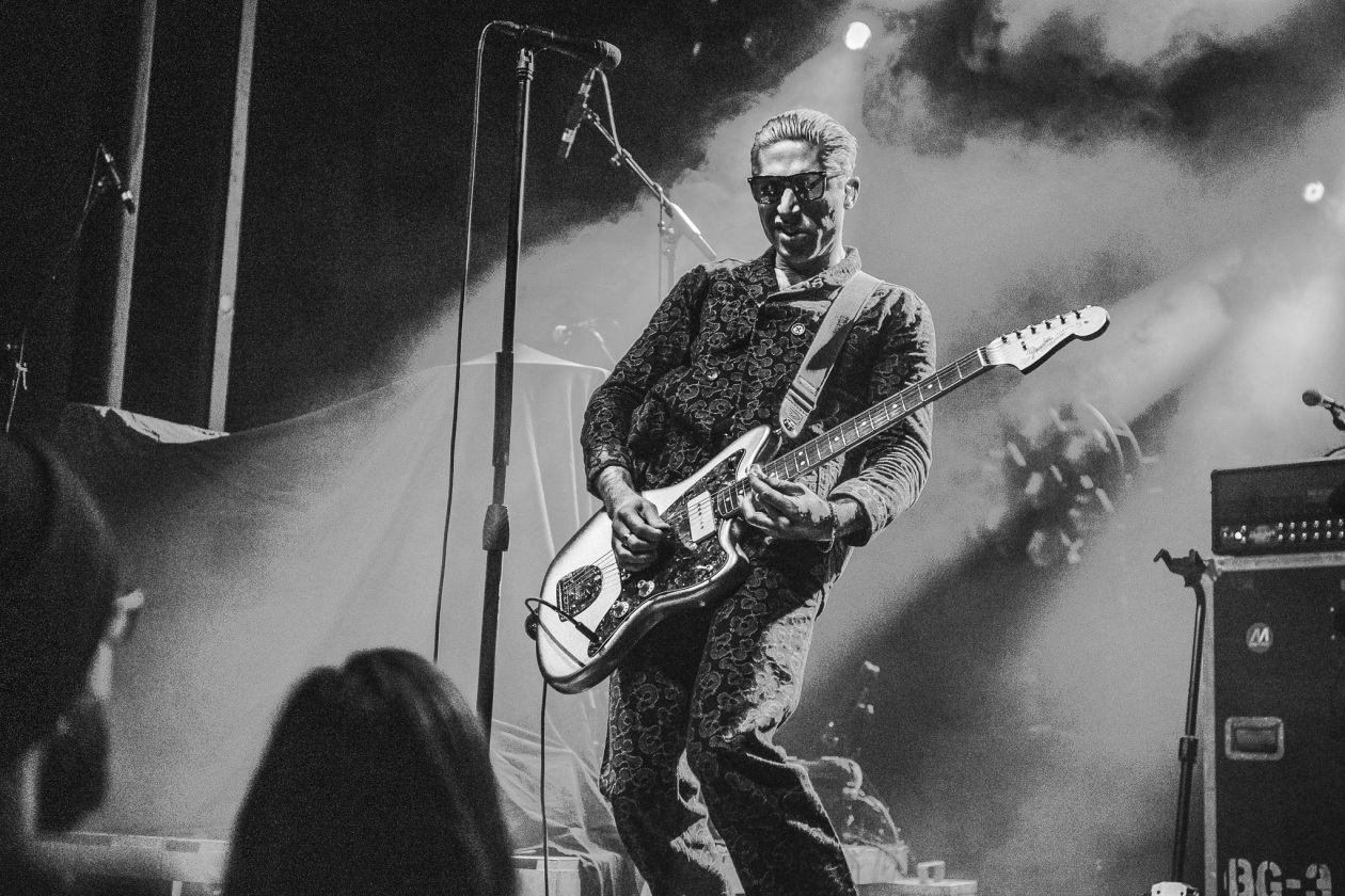 Der QOTSA-Basser als Solosupport für The Blue Stones. – GLU.