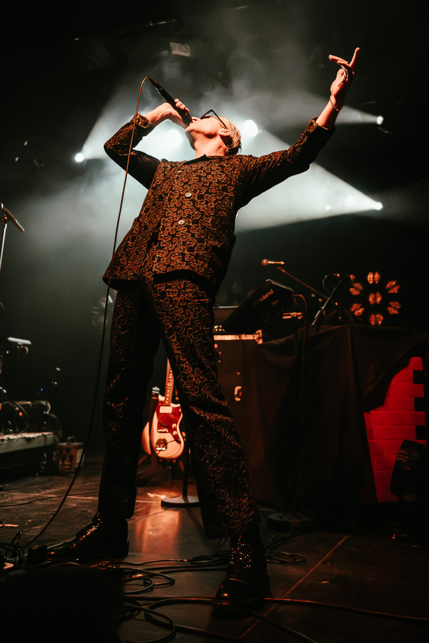 Der QOTSA-Basser als Solosupport für The Blue Stones. – GLU.