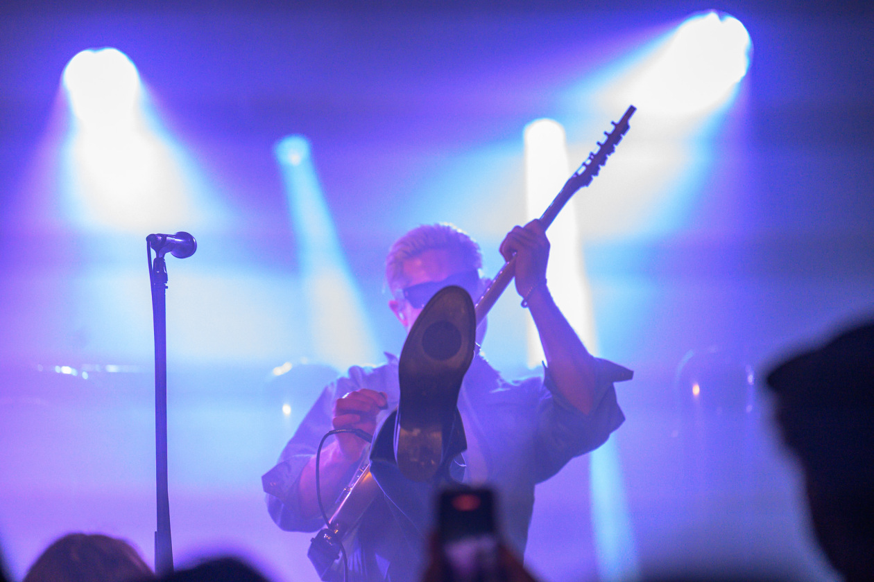 Der Queens Of The Stone Age-Bassist auf Solotour. – GLU.