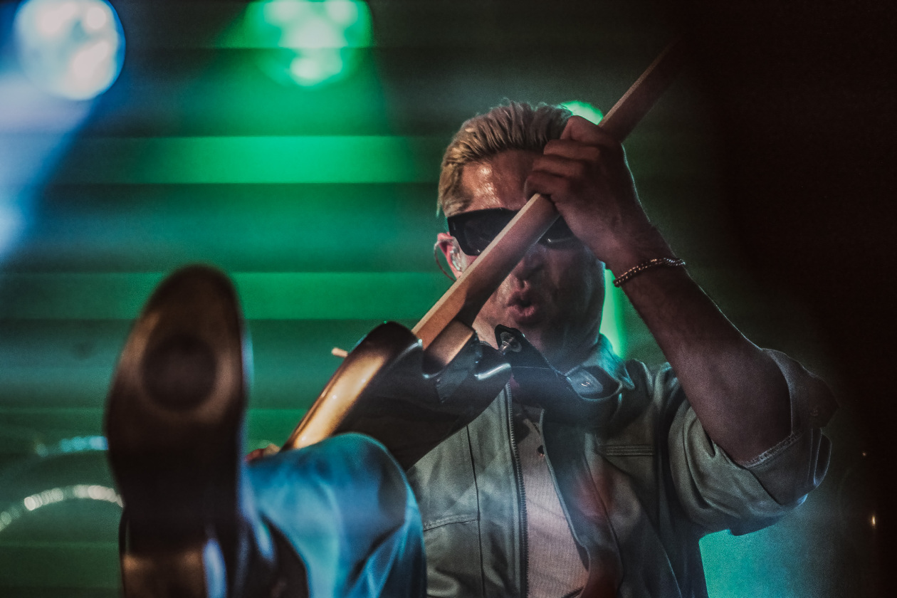 Der Queens Of The Stone Age-Bassist auf Solotour. – GLU.