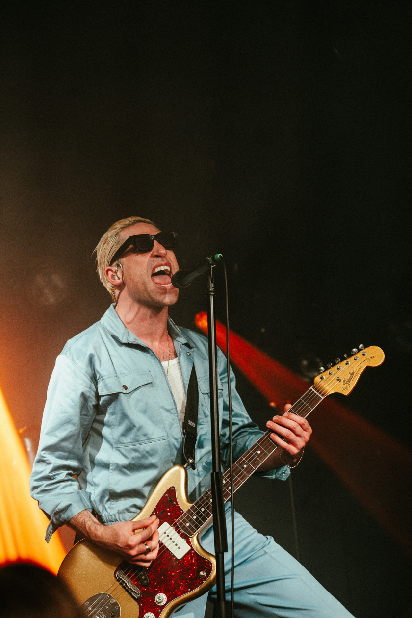Der Queens Of The Stone Age-Bassist auf Solotour. – GLU.