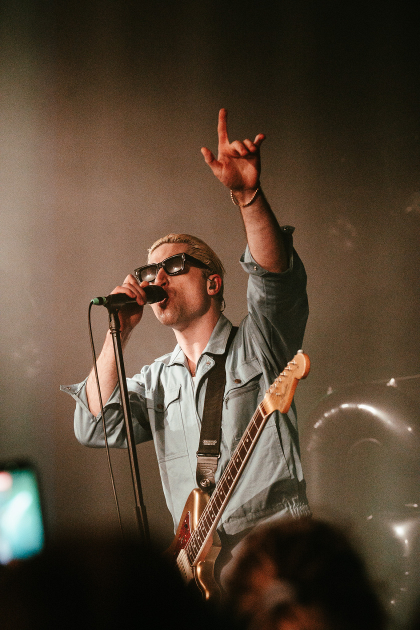 Der Queens Of The Stone Age-Bassist auf Solotour. – GLU.