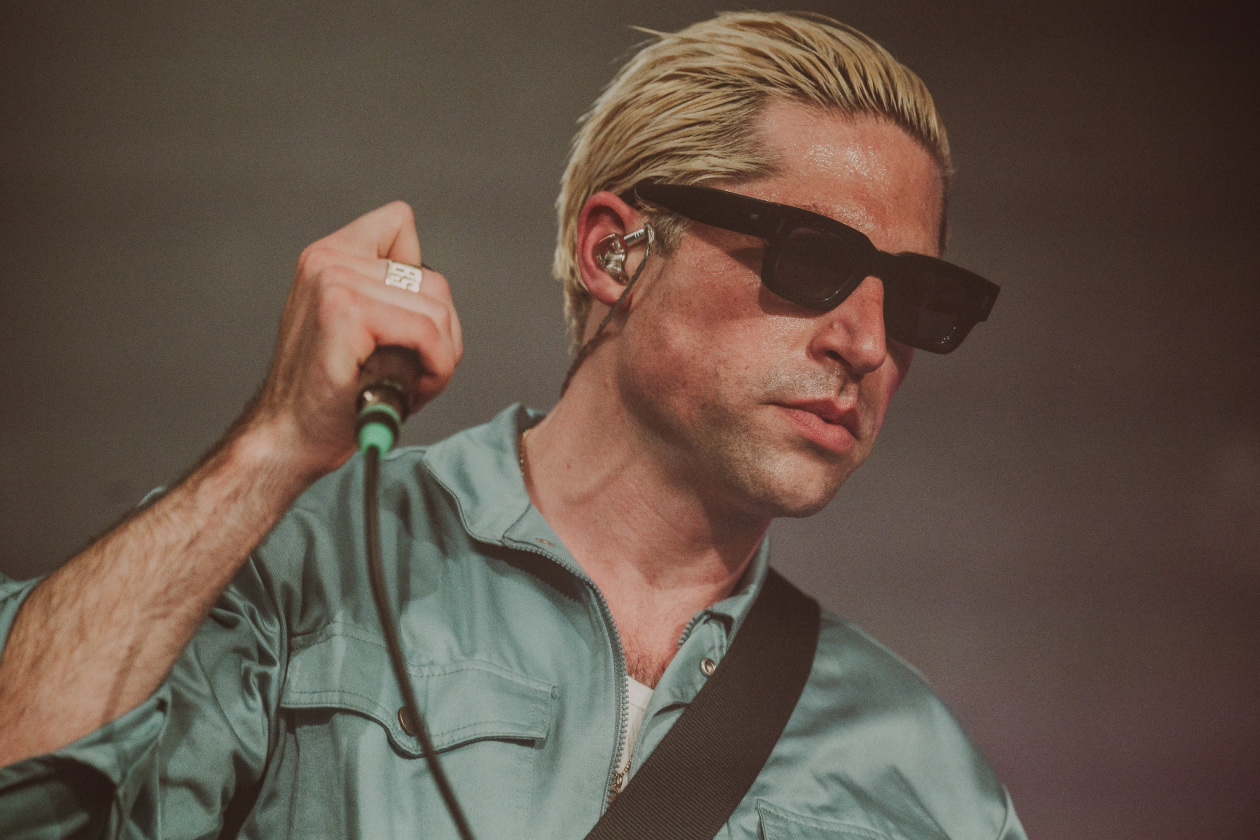 Der Queens Of The Stone Age-Bassist auf Solotour. – GLU.