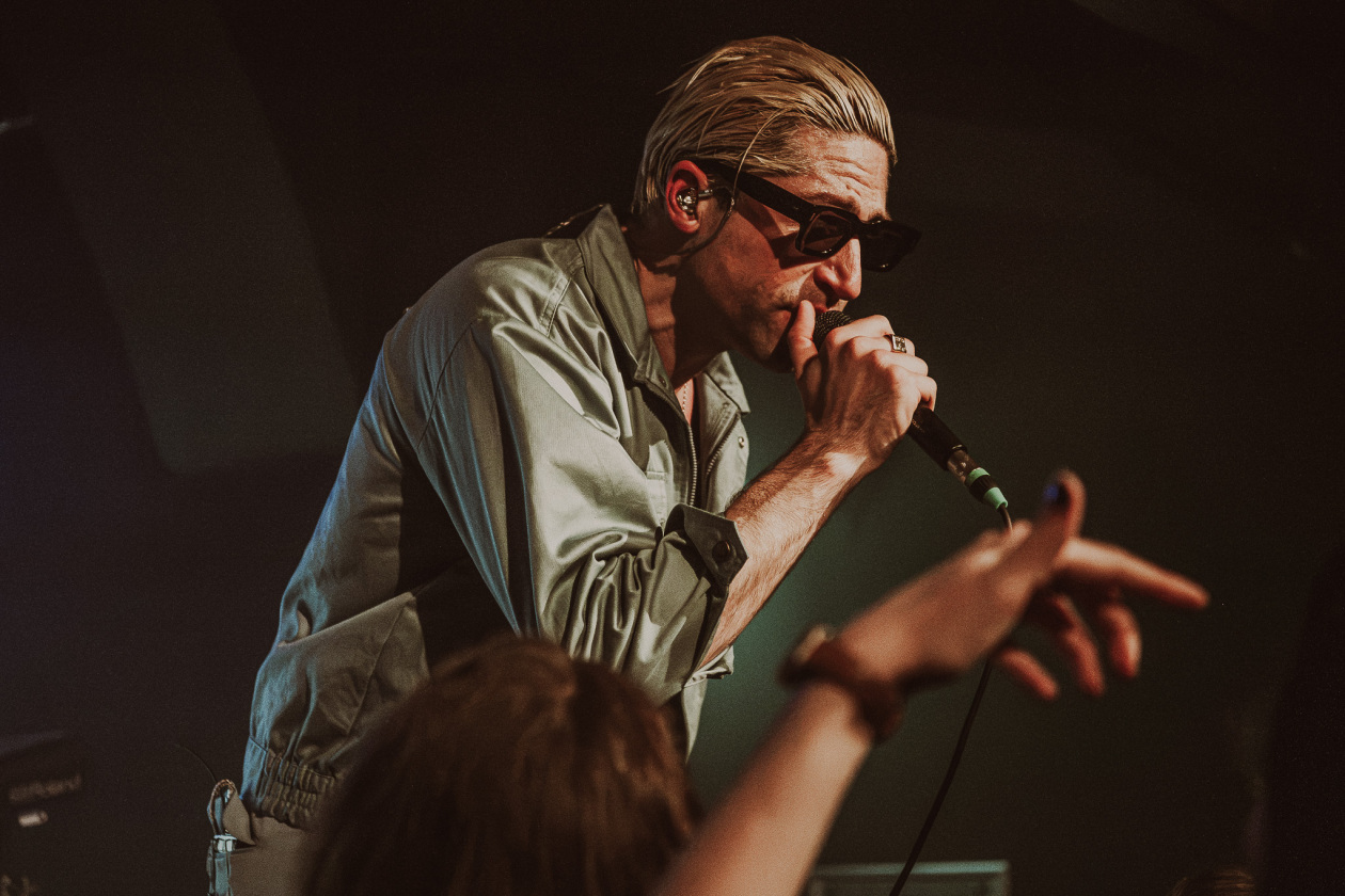 Der Queens Of The Stone Age-Bassist auf Solotour. – GLU.