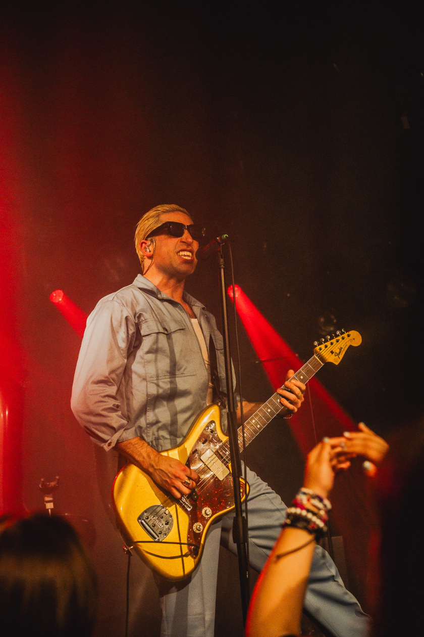 Der Queens Of The Stone Age-Bassist auf Solotour. – GLU.
