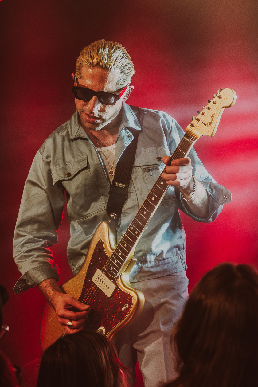 Der Queens Of The Stone Age-Bassist auf Solotour. – GLU.