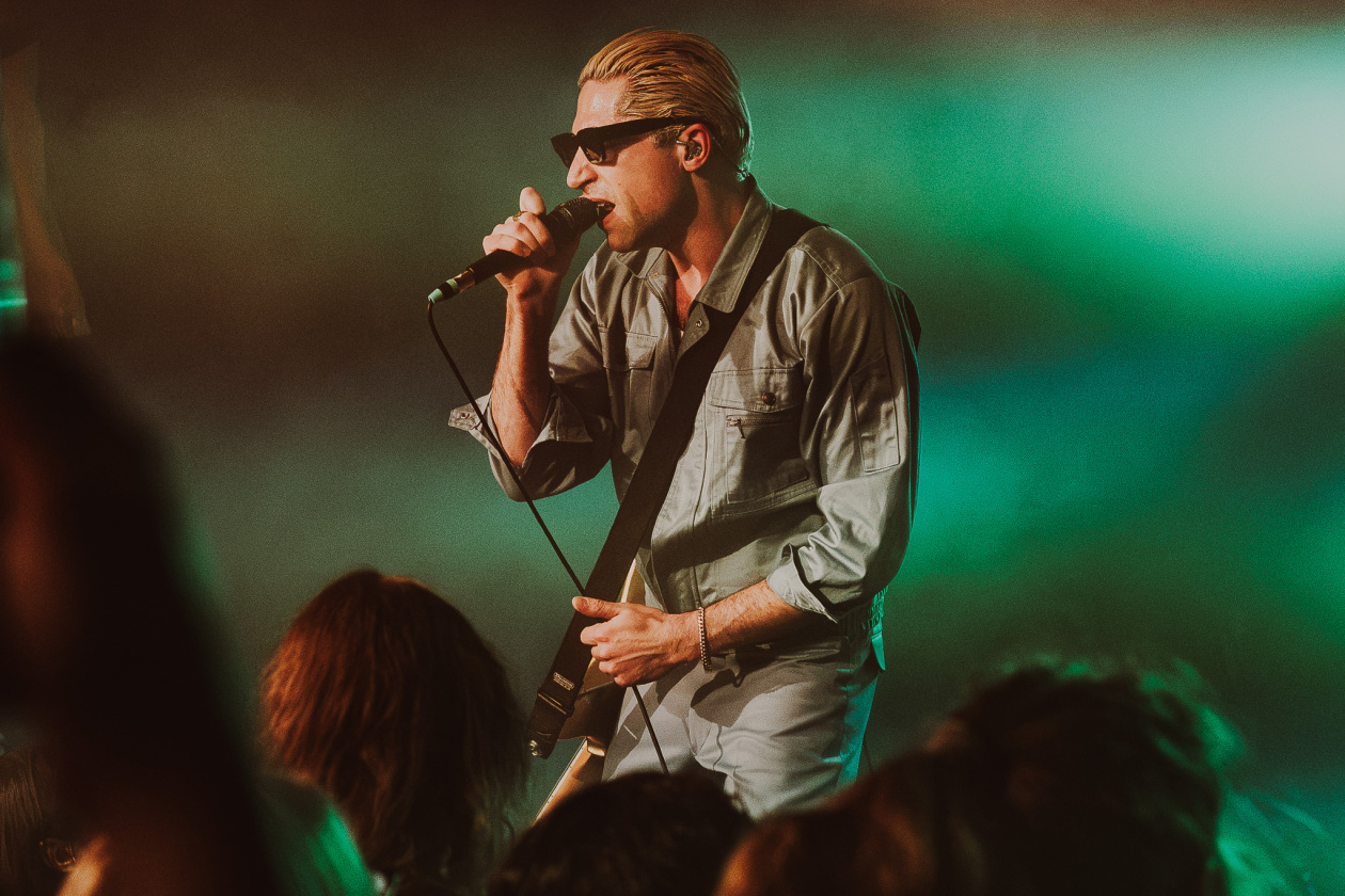 Der Queens Of The Stone Age-Bassist auf Solotour. – GLU.