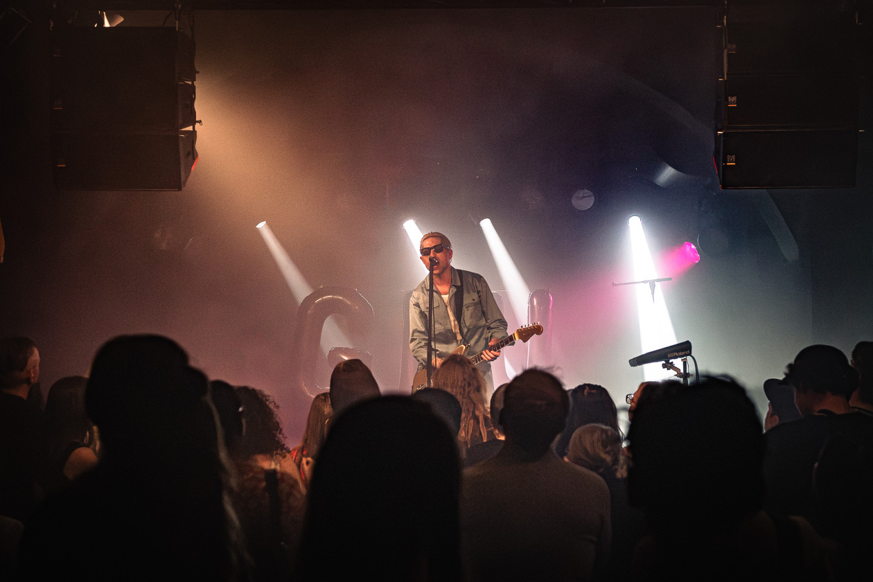 Der Queens Of The Stone Age-Bassist auf Solotour. – GLU.