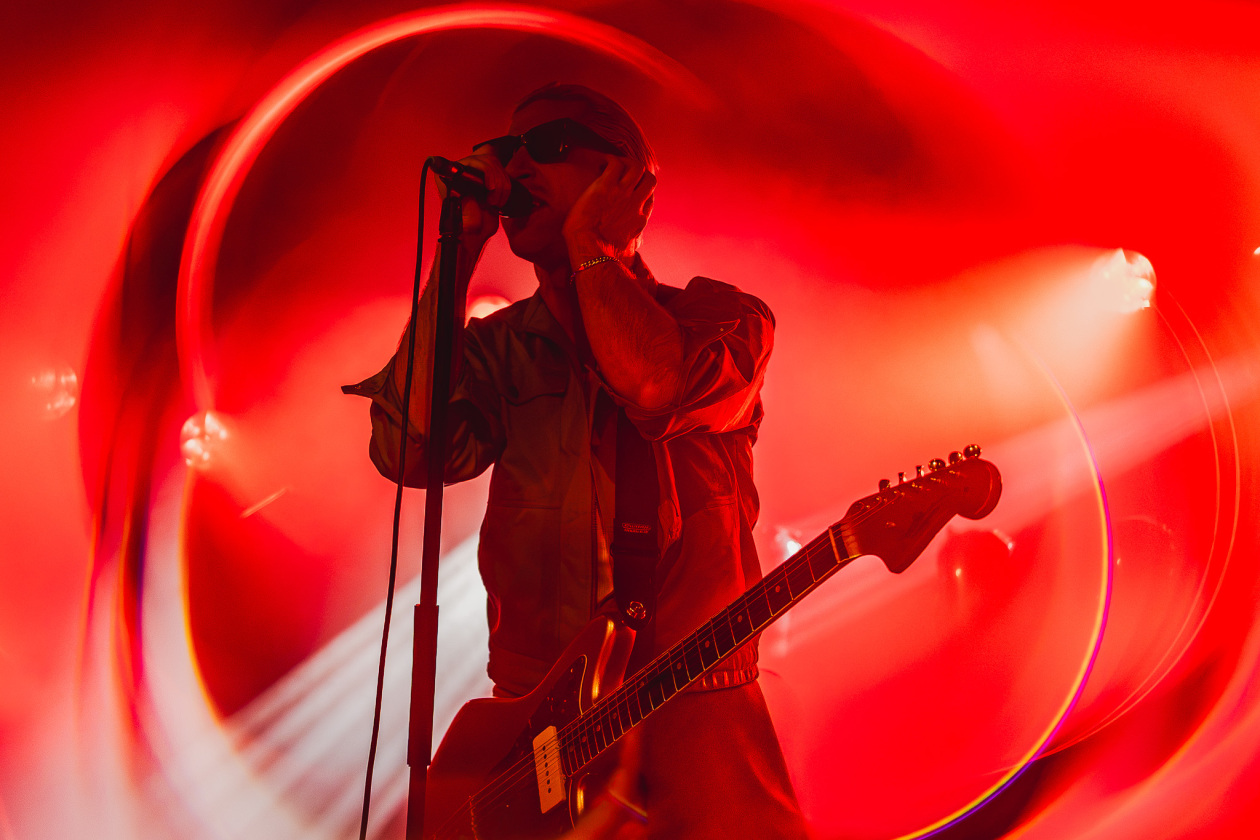 Der Queens Of The Stone Age-Bassist auf Solotour. – GLU.