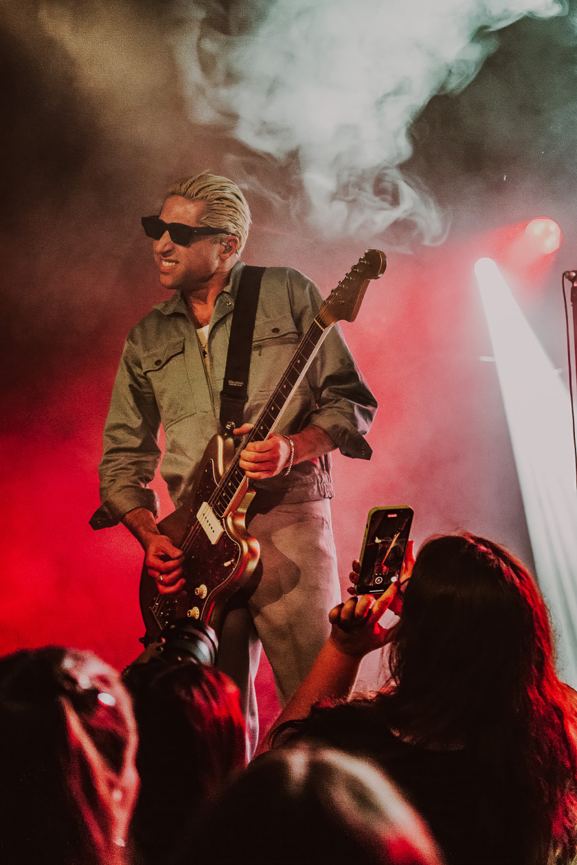 Der Queens Of The Stone Age-Bassist auf Solotour. – GLU.