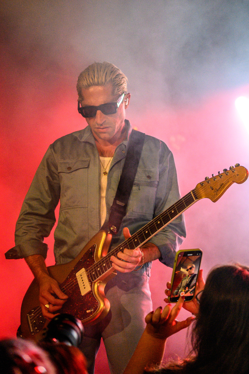 Der Queens Of The Stone Age-Bassist auf Solotour. – GLU.