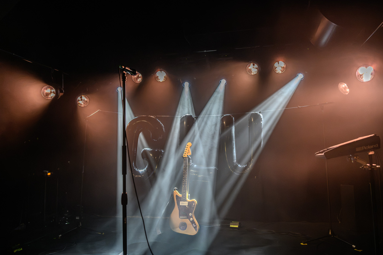 Der Queens Of The Stone Age-Bassist auf Solotour. – GLU.
