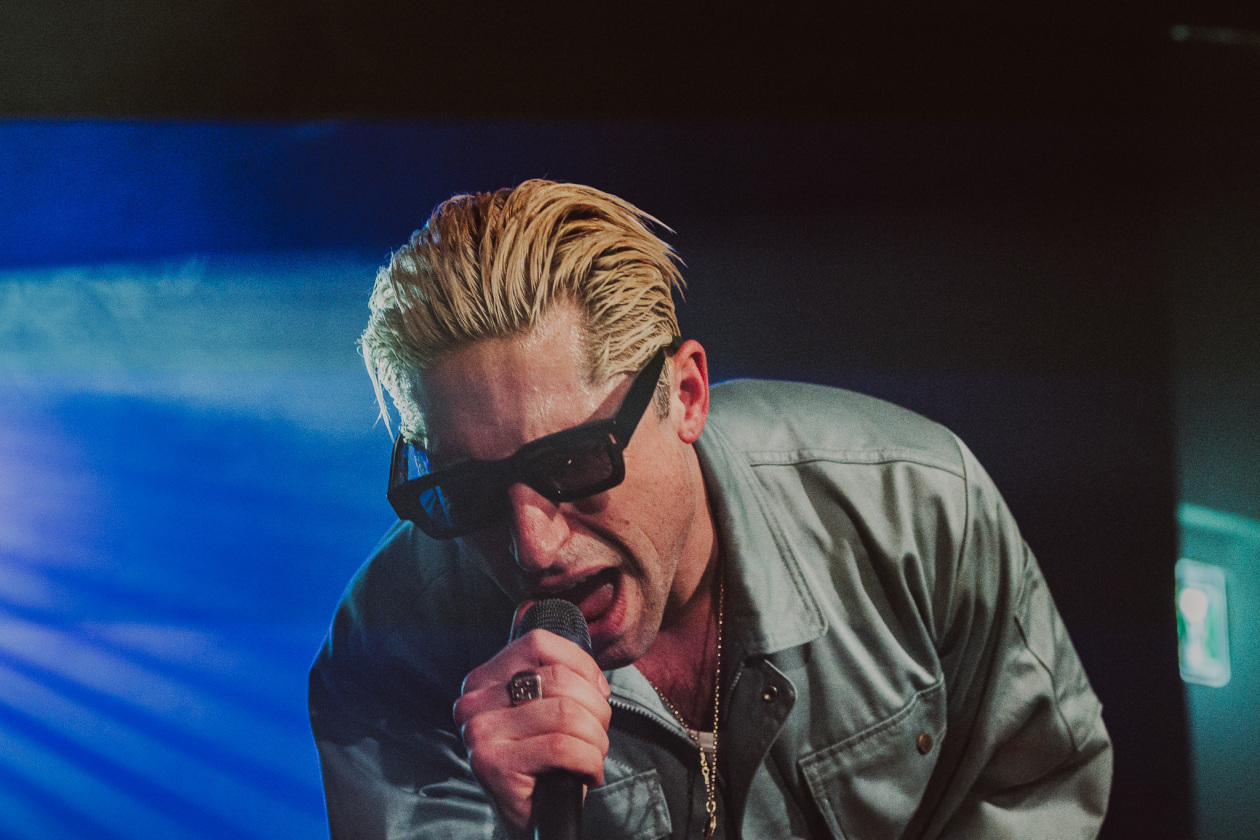 Der Queens Of The Stone Age-Bassist auf Solotour. – GLU.