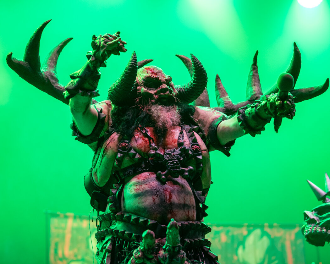Monster-Invasion auf dem Heiligen Acker: GWAR lieferten ein Spektakel mit Dauerduschen aus Kunstblut ab. – GWAR.