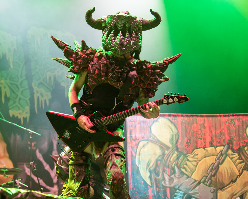 Monster-Invasion auf dem Heiligen Acker: GWAR lieferten ein Spektakel mit Dauerduschen aus Kunstblut ab. – GWAR.