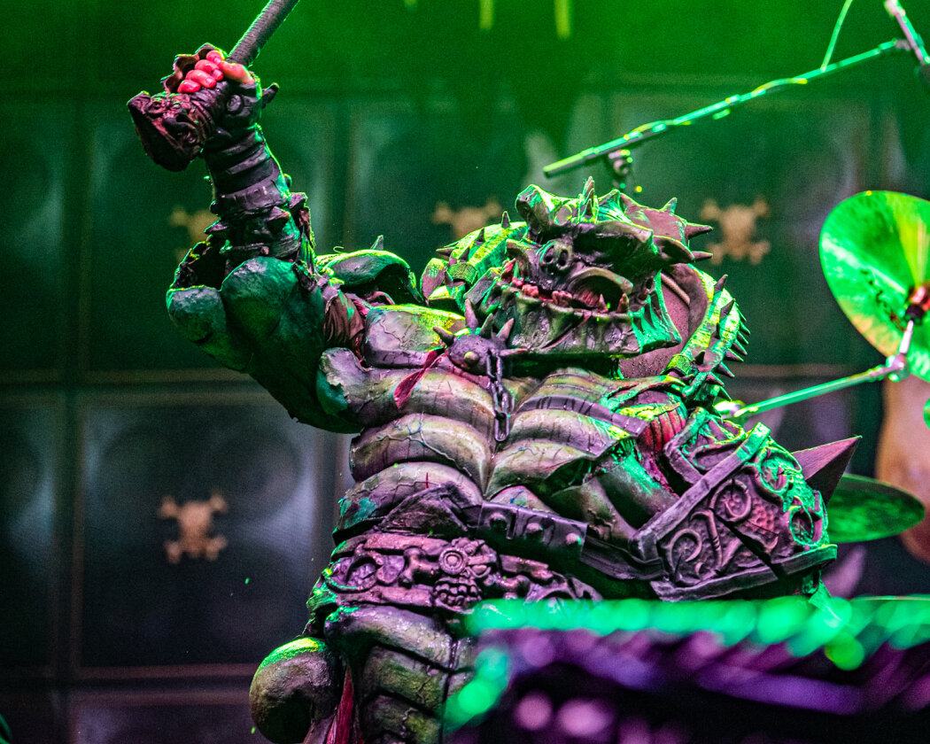 Monster-Invasion auf dem Heiligen Acker: GWAR lieferten ein Spektakel mit Dauerduschen aus Kunstblut ab. – GWAR.