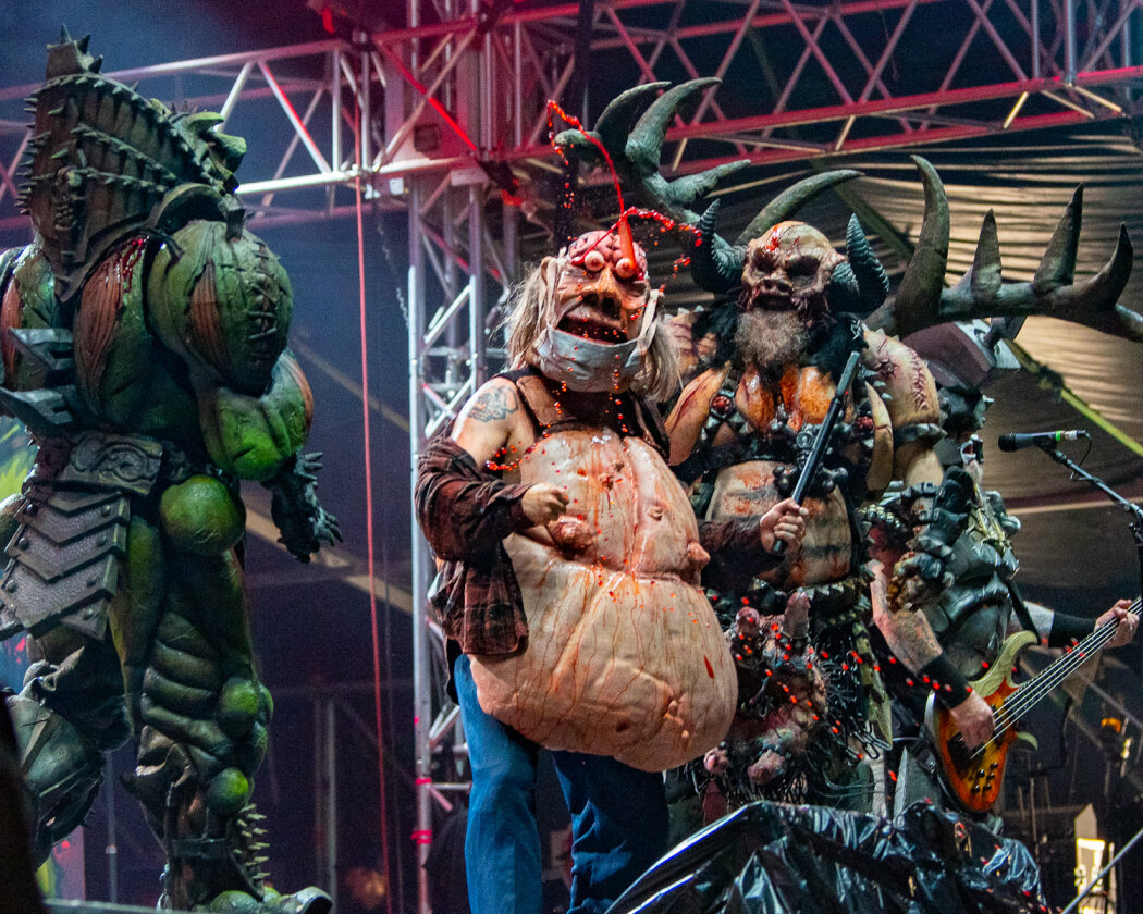 Monster-Invasion auf dem Heiligen Acker: GWAR lieferten ein Spektakel mit Dauerduschen aus Kunstblut ab. – GWAR.