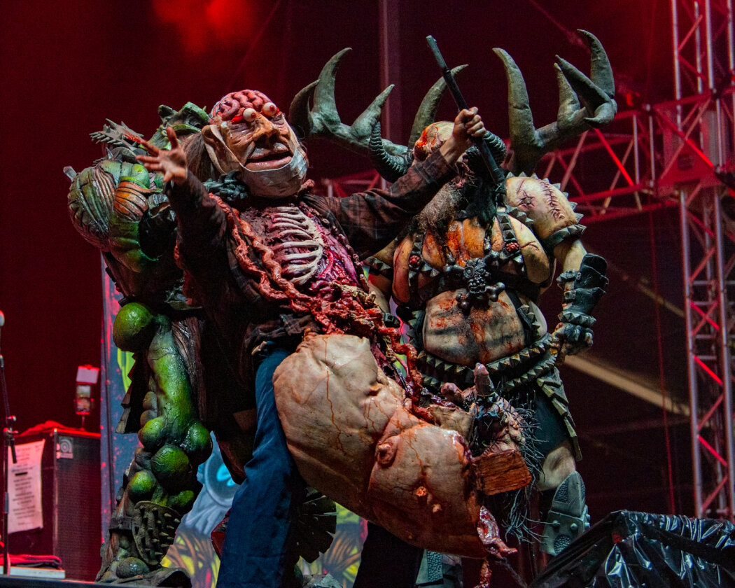 Monster-Invasion auf dem Heiligen Acker: GWAR lieferten ein Spektakel mit Dauerduschen aus Kunstblut ab. – GWAR.
