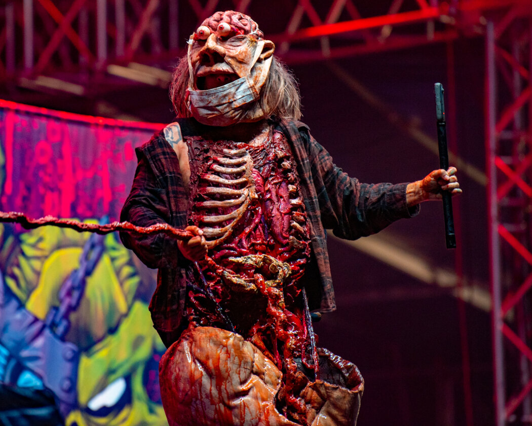 Monster-Invasion auf dem Heiligen Acker: GWAR lieferten ein Spektakel mit Dauerduschen aus Kunstblut ab. – GWAR.