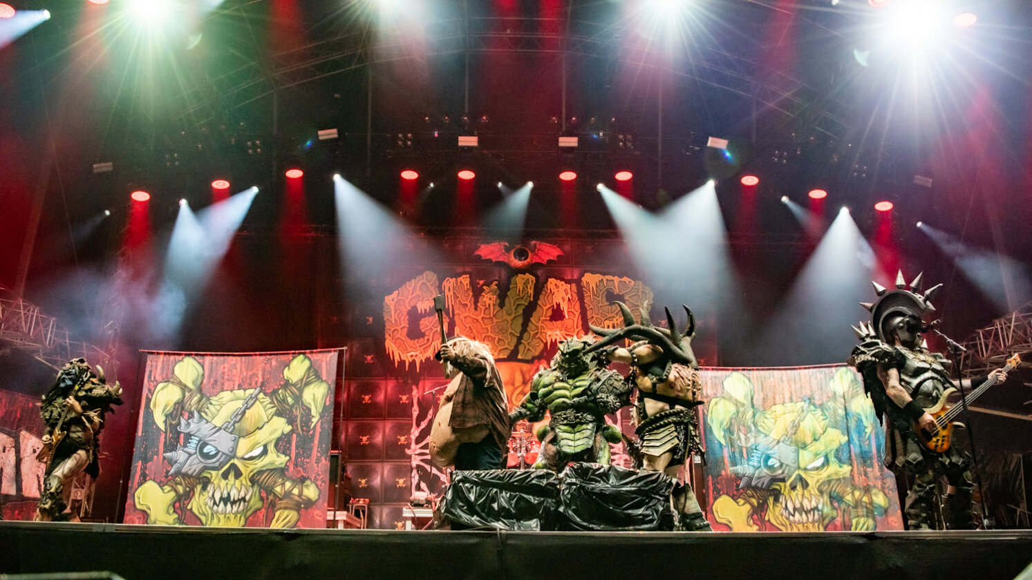 Monster-Invasion auf dem Heiligen Acker: GWAR lieferten ein Spektakel mit Dauerduschen aus Kunstblut ab. – GWAR.