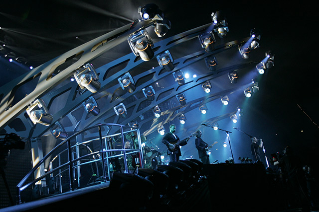 Genesis – Nach 15 Jahren wieder gemeinsam auf der Bühne: Phil, Mike und Tony in Düsseldorf. – 