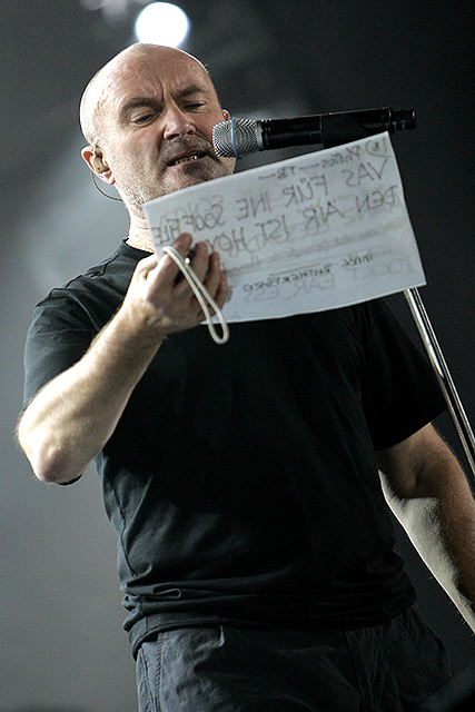 Genesis – Nach 15 Jahren wieder gemeinsam auf der Bühne: Phil, Mike und Tony in Düsseldorf. – 