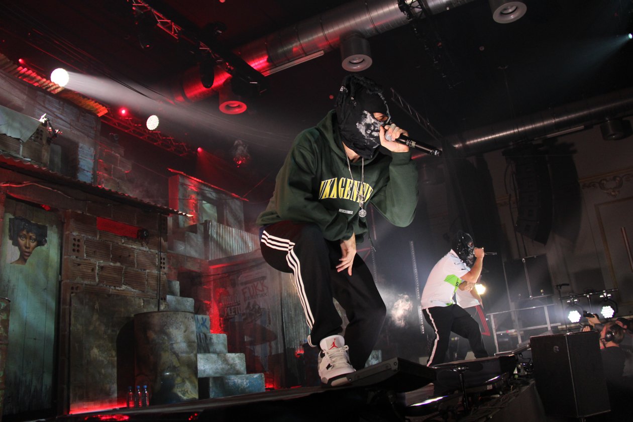 Release-Gig: Karuzzo, Sikk und Co. führen ihr neues Album "Fukk Genetikk" auf. – ... zum Album "Fukk Genetikk" ...