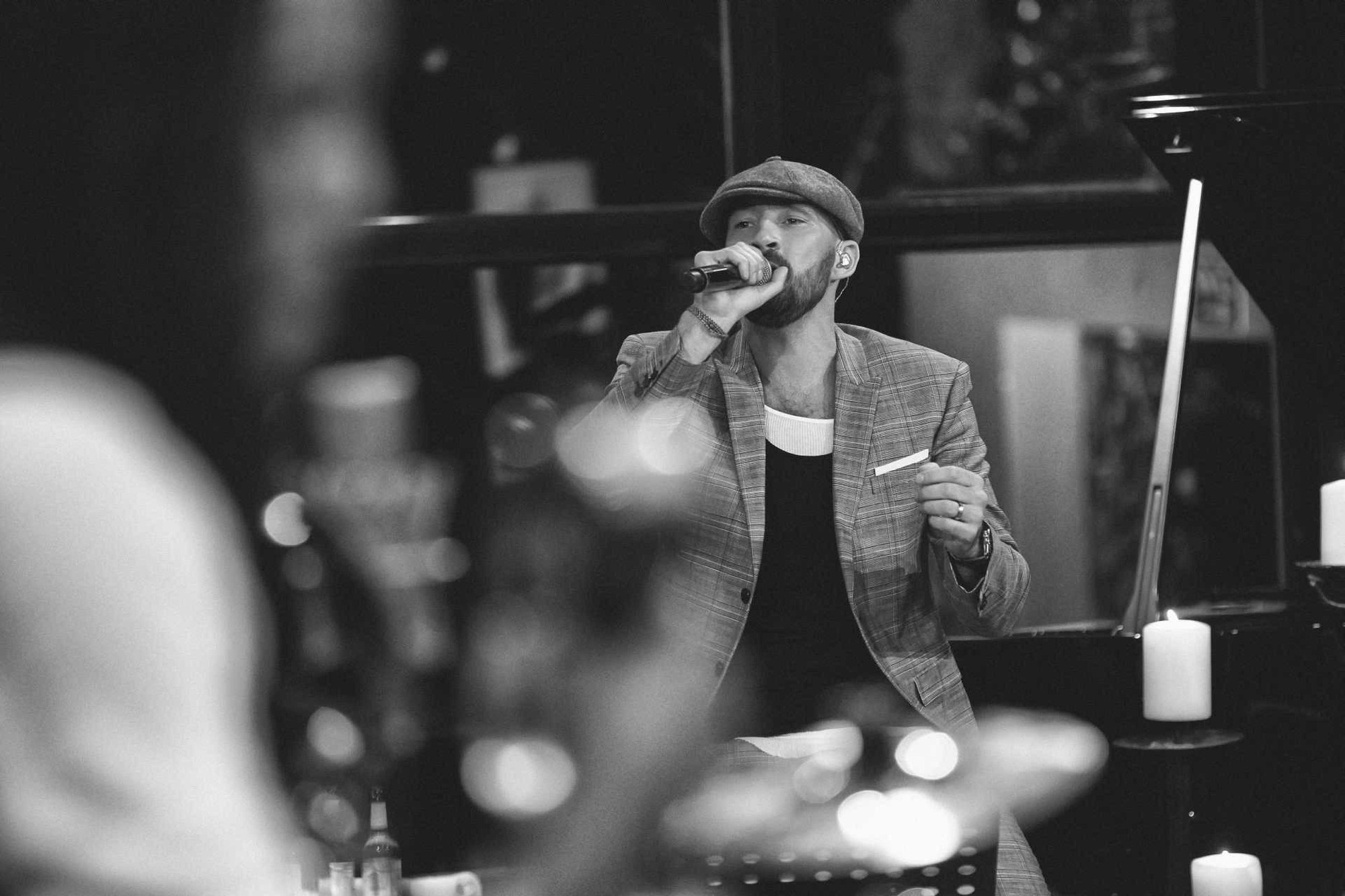 Deutschlands Reggae-Sänger Nummer eins lädt zur Akustik-Session. – Als erstem Reggae-Künstler wurde Gentleman die Ehre einer MTV Unplugged-Session zuteil.
