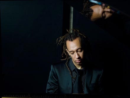 Der Jazznewcomer präsentiert 2009 sein Debüt "Two-Shade". – Wahnsinnspianist: Gerald Clayton.