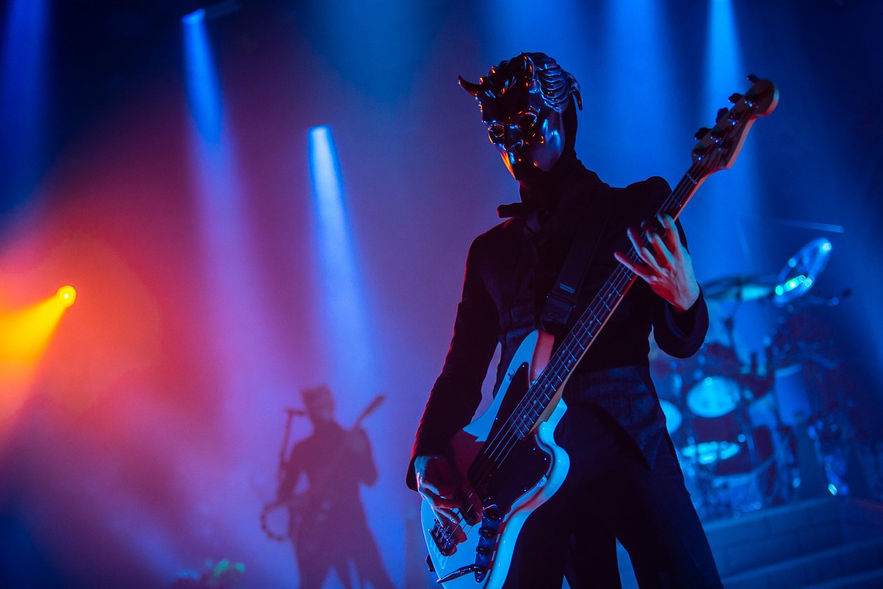 Cardinal Copia und seine Messdiener live on stage. – Ghost.
