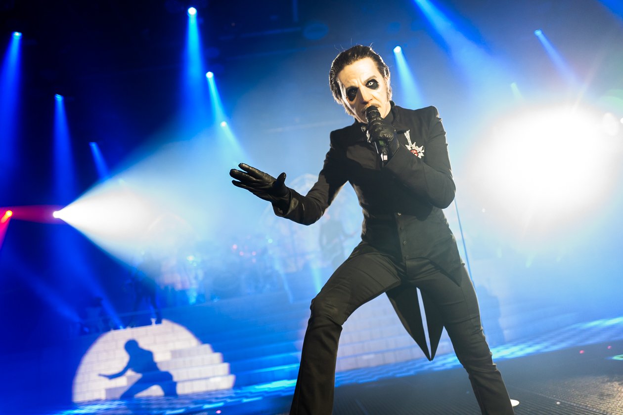 Cardinal Copia und seine Messdiener live on stage. – Ghost.