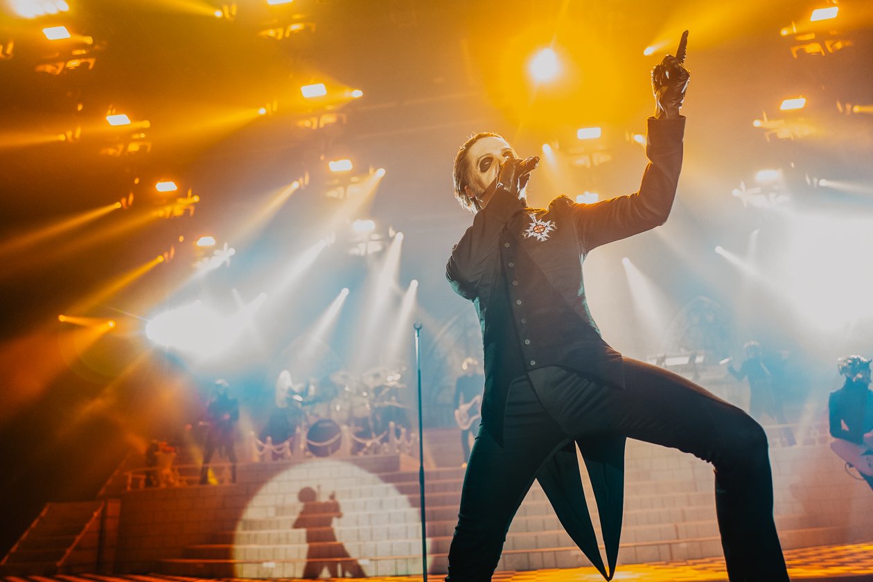 Cardinal Copia und seine Messdiener live on stage. – Ghost.