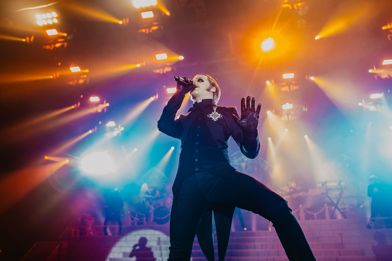 Cardinal Copia und seine Messdiener live on stage. – Ghost.